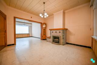 Ruime, te renoveren eengezinswoning met <strong>drie slaapkamers </strong>en bijgebouw gelegen op een west georiënteerd perceel van ca. 310 m² nabij het centrum van Izegem. De bewoonbare oppervlakte bedraagt 182 m². Vlotte bereikbaarheid dankzij de onmiddellijke nabijheid van het centrum van Izegem, de Rijksweg (N36) en het op- en afrittencomplex E403 (Roeselare-Rumbeke). Volgende indeling, gelijkvloers: Uitnodigende inkomhal, lichtrijke leefruimte, ruime keuken en berging. De woning geniet van een aparte ingang tot aan de veranda die toegang verleent tot de tuin. Ideaal voor bijvoorbeeld het stalleren van fietsen.De eerste verdieping bestaat uit de nachthal, badkamer (ligbad, toilet en wastafel) en drie slaapkamers. Via de vaste trap bereiken we de zeer ruime zolder. De zolder kan perfect omgebouwd worden tot hobbyruimte of extra slaapkamer(s). Aangename tuin met duivenkoterij. Dit kan perfect dienen als extra opslagplaats of bijgebouw (hobbyruimte). <strong>EPC C </strong>- 282 kWh(m²/jaar) | Dakisolatie (8 cm MW) | Vijf ramen dubbele beglazing (ALU) en drie ramen enkele beglazing (ALU) | Centrale verwarming op aardgas | Regenwater | Rolluiken | Dichtbij basisschool en secundaire school | Kelderruimte. Margot organiseert voor deze woning de bezoeken ter plaatse, mits het maken van een afspraak.