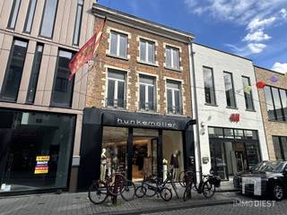 Opbrengstpand met zo'n 200m² aan winkelruimte in hartje Diest.Perfecte zichtlocatie met mooie etalage op enkele meters van de Grote Markt van Diest...