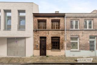 Bent u op zoek naar een woning die u volledig naar eigen smaak kunt inrichten? Deze te renoveren woning biedt tal van mogelijkheden voor wie op zoek is naar een renovatieproject met potentieel.<br /><br />Bij het binnenkomen van de woning, komt u binnen in de ruime woonkamer met aansluitend de keuken. Op het gelijkvloers vindt u ook nog de badkamer en de toegang tot de tuin. Als u de trap oploopt komt u uit op de ruime overloop met aansluitend de eerste slaapkamer. Op het tweede verdiep treft u de zolderverdieping die dienst doet als tweede slaapkamer.<br /><br />Een absolute troef is de stadstuin met potentieel, waar u na de nodige aanpassingen heerlijk kunt genieten van het buitenleven. Denk aan een gezellig terras, een groene oase of een aangename plek om vrienden en familie te ontvangen.<br /><br />Met een EPC-label F dient u rekening te houden met een energetische renovatie. Dit biedt tegelijk de mogelijkheid om de woning grondig aan te pakken en te verbeteren op vlak van comfort en energiezuinigheid.<br /><br />Bent u handig, op zoek naar een renovatieproject of ziet u het potentieel van een woning die u volledig naar uw eigen hand kunt zetten? Dan is dit pand zeker een bezoek waard!<br /><br />Interesse? Contacteer Giovanni voor een bezoek op 0468 43 21 35 of giovanni@immofrancois.be<br /><br />