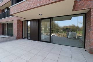 Prachtig ruim nieuwbouwappartement in hartje Ardooie.Het appartement bevindt zich op het gelijkvloers van de stijlvolle residentie Parkzicht II.Het...