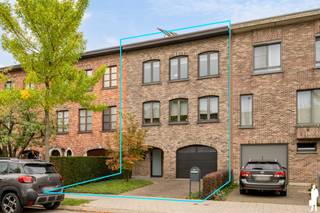 <div>
<div>
<div>
<p><strong>Ruime en energiezuinige bel-etagewoning met grote tuin in Edegem. </strong></p>
<p>Deze comfortabele en goed onderhouden bel-etagewoning uit 1985 heeft een stevige betonnen structuur en ligt op een rustige locatie in Edegem. De woning biedt een doordachte indeling, moderne energievoorzieningen en een zeer ruime tuin. Het EPC-label bedraagt 237 kWh/m².</p>
<p><strong>Gelijkvloerse verdieping</strong><br />U komt binnen in een ruime inkomhal die meteen een open en welkom gevoel geeft. Van hieruit heeft u toegang tot een handige bureauruimte, ideaal als thuiskantoor of extra polyvalente ruimte. Ook de zeer grote garage bevindt zich op dit niveau en biedt volop opbergruimte of parkeermogelijkheid. Vanuit het gelijkvloers heeft u eveneens directe toegang tot de tuin.</p>
<p><strong>Eerste verdieping (bel-etage)</strong><br />Op de bel-etage vindt u de leefruimtes. De woonkamer gaat vlot over in de eetkamer en sluit aan op de <strong>vernieuwde keuken</strong>. Deze verdieping is licht en aangenaam om in te wonen. Via het terras heeft u een tweede, comfortabele toegang tot de tuin.</p>
<p><strong>Tweede verdieping</strong><br />Hier bevinden zich de drie slaapkamers en de <strong>vernieuwde badkamer</strong>. Een rustige en praktische indeling die zorgt voor voldoende privacy.</p>
<p><strong>Tuin en technische voorzieningen</strong><br />De woning beschikt over een zeer ruime tuin die zowel via het gelijkvloers als via het terras op de eerste verdieping bereikbaar is. De woning is uitgerust met zonnepanelen, een warmtepomp en airconditioning.</p>
<p>Een goed onderhouden bel-etagewoning met een stevige betonnen structuur, logische indeling, vernieuwde keuken en badkamer, voldoende ruimte en een fijne buitenruimte.</p>
</div>
<span></span></div>
<div>Bijzonderheden: <br />- EPC 237 kWh/m²/j<br />- Asbestveilig <br />- Elektriciteit niet conform</div>
</div>
<section></section>
<div></div>