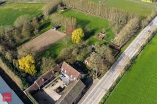 Gelegen op de grens met Otegem/Tiegem, bestaande uit inkomhal, keuken met ontbijthoek en bijkeuken, living met tegelkachel, eetplaats,...