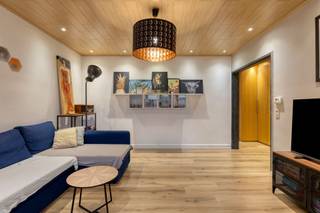 <p>Instapklaar en lichtrijk appartement met een bewoonbare oppervlakte van 78 m², gekenmerkt door een praktische indeling en voldoende opbergruimte. Bij het betreden van het appartement kom je in de inkomhal, die is afgewerkt met ingemaakte kasten (vestiaire ruimte) en toegang biedt tot de verschillende ruimtes. De lichtrijke  en ruime leefruimte, voorzien van gezellige open haard, sluit aan op de open en volledig geïnstalleerde keuken. Keuken voorzien van oven, koelkast, vaatwasser, elektrisch kookvuur en ingemaakte kasten. Verder beschikt het appartement over een badkamer, uitgerust met een toilet, lavabo en douche. Tot slot zijn er twee ruime slaapkamers, waarvan één toegang biedt tot het terras aan de achterzijde. De grootste slaapkamer is bovendien volledig voorzien van ingemaakte kasten, wat zorgt voor extra comfort en opbergruimte. Een absolute troef van dit appartement is het zonnige terras. Dankzij het aanwezige buitenstopcontact beschikt u bovendien over extra gebruiksgemak.</p><p>Extra's:<br />- EPC 156 kWh/m² (B-score) --> geen renovatieverplichting<br />- Elektriciteit conform<br />- Asbestveilig<br />- Nieuwe ramen met rolluiken<br />- Niet gelegen in (mogelijk) overstromingsgevoelig gebied, noch in afgebakend overstromingsgebied of risicozone <br />- Bestemming: woongebied<br />- stedenbouwkundige informatie en maatregelenregister in aanvraag.</p><p>Nabij school, winkels, autosnelweg, openbaar vervoer, etc. Voor meer info ga naar www.coenenvastgoed.be of bel 03/375.82.92.</p>