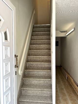 Een gezellige woning met 2 slaapkamers.... <br /><br />Deze bel-étage beschikt op het gelijkvloers over een grote garage met bergruimte. Een grote troef in de stad!<br />De eerste verdieping bestaat uit een leefruimte met vernieuwde open keuken met aansluitend een buitenterrasje. Er is tevens een apart toilet. Op de tweede verdieping vinden we 2 slaapkamers en een badkamer met douche en lavabo. <br /><br />Verwarming op gas. <br />De woning beschikt over PVC ramen met dubbele beglazing en rolluiken. <br />Er zijn eveneens zonnepanelen aanwezig en een thuisbatterij! <br />Deze woning is niet geschikt voor het houden van huisdieren. <br /><br />In de nabijheid vinden we het centrum van de stad (Sint-Franciscuskerk), een leuk groen plein, vele winkels en openbaar vervoer,...