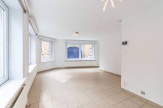 Investeringsopportuniteit met topligging: 2 instapklare, ruime (100.00 + 86.00m²) en lichtrijke 2-slaapkamer duplex-appartementen met gunstige EPC score’s: (C), conforme elektrische installaties, nieuwe ingerichte keukens en vernieuwde douchekamers.<br /><br />Appartement 1 - (86.00m²): <br />Op het gelijkvloers: inkomhal met bergruimte, ruime living en nieuwe ingerichte keuken (samen 27.00m² - verlek, kookplaat, dampkap, oven);<br />Op de 1e verdieping: nachthal met toilet, 2 slaapkamers ( 8.60 / 15.00m²), douchekamer (inloopdouche + wastafel);<br />Appartement 2 - (100.00m²): <br />Op het gelijkvloers: inkomhal, ruime living en nieuwe ingerichte keuken (samen 32.45m²), berging;<br />Op de 1e verdieping: nachthal met toilet, 2 slaapkamers ( 8.35 / 11.40m² + 8.35), douchekamer (inloopdouche + wastafel);<br />Verder: Gemeenschappelijke fietsenkelder.<br /><br />Buitenschrijnwerk PVC dubbel glas - 2x Individuele centrale verwarming op aardgas (Vaillant)<br />Nutsvoorzieningen: individuele tellers gas, water, elektriciteit<br />Huuropbrengsten : 900€ + 920€ = 4.3% rendement<br />Elektrische installatie conform tot 2042 + 2048<br />EPC score’s: (C)