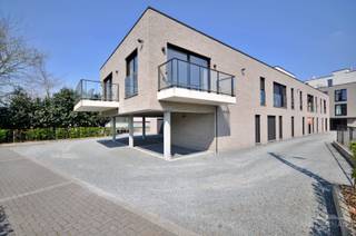 In de dorpskern van Anzegem treffen we dit recente gebouw (2019), waar zich verschillende assistentieflats bevinden! <br /><br />Residentie Drieweg geniet van een<strong> zeer centrale ligging</strong>, met tal van winkels, horecazaken, scholen en openbaar vervoer op wandelafstand, ideaal dus voor wie op zoek is naar comfort! De voorliggende residentie neemt alle drukte van het verkeer weg, waardoor het optimaal genieten is van alle rust & privacy!<br /><br />De<strong> indeling</strong> van de recente serviceflats gaat als volgt: open woon- en leefruimte met goed uitgeruste keuken, ruime slaapkamer, en aansluitend ruime badkamer met inloopdouche, toilet en wastafel. <br /><br />Bovendien is er in de zeer goed onderhouden residentie nog een <strong>gemeenschappelijke polyvalente ruimte</strong>, met zithoek, eethoek en goed uitgeruste keuken. Verder is er een gemeenschappelijke <strong>fietsenstalling</strong> en <strong>wasplaats </strong>aanwezig.<br /><br />Komt het moment waarop er zorg nodig is, dan staat zorgverlener Ubunto steeds voor jou klaar om jou professioneel bij te staan. Door een <strong>intern oproepsysteem </strong>op maat kan er onmiddellijk de nodige ondersteuning/ bijstand geboden worden aan de bewoner.<br /><br />Interesse? Contacteer Els 0478 61 64 34 of els@immoroman.be