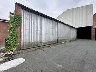 Warehouse for rent in Sint-Baafs-Vijve of approximately 190 m², located along the Rijksweg. This warehouse offers the ideal solution for those...