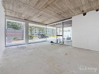 Casco winkelruimte / handelspand ca 35m² met ruime etalage op een commerciële ligging. Dankzij de sterke commerciële ligging, de vlotte bereikbaarheid vormt dit pand een ideale uitvalsbasis voor zelfstandigen, vrije beroepen of dienstverlenende activiteiten die op zoek zijn naar een zichtbare en toegankelijke locatie. De winkelruimte is op chapevloer met veel lichtinval, en in te richten naar eigen smaak. <br />Ruime privatieve kelderverdieping inclusief. Per direct beschikbaar.