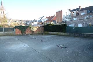 <p><span>Buitenstaanplaats te huur achter gebouw. Onmiddellijk beschikbaar. Er is een beugel voorzien op de staanplaats.</span></p>