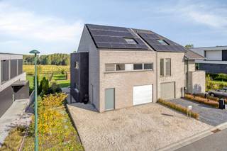 Idyllisch gelegen en instapklare woning met prachtig groen uitzicht te Roosdaal. Deze recente woning, gebouwd in 2013, combineert hedendaags wooncomfort met een uitzonderlijk rustige en landelijke ligging.

Via de inkomhal met gastentoilet betreedt u de lichtrijke open leefruimte, waar het indrukwekkend hoge plafond en de grote raampartijen meteen voor een bijzonder ruimtelijk gevoel zorgen. Vanuit de leefruimte geniet u van een prachtig panoramisch zicht over de omliggende groene omgeving. De volledig uitgeruste open keuken sluit naadloos aan bij de woon- en eetruimte en vormt samen met deze leefruimte het hart van de woning. Verder beschikt het gelijkvloers over een ruime garage en een praktische berging.

Op de verdieping bevinden zich drie volwaardige slaapkamers, een dressing en een ruime badkamer. De volledig ingerichte zolderverdieping biedt nog extra ruimte en werd ingericht met een bureau en technische berging.

Ook energetisch scoort de woning uitstekend dankzij EPC-label B en de aanwezige zonnepanelen.

Een bijzonder aangename en volledig instapklare woning voor wie op zoek is naar ruimte, comfort en rust, met als absolute troef de idyllische ligging en prachtige groene vergezichten.
Michael@immoaccenta.be