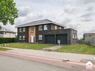 <p>Deze indrukwekkende villawoning biedt een bewoonbare oppervlakte van 359m² en beschikt over maar liefst <strong>4 ruime slaapkamers</strong>, ideaal voor grote gezinnen of wie extra ruimte wenst voor een bureau, hobbykamer of logeerkamer.</p>
<p>Gelegen op een uitzonderlijk perceel van <strong>33a17ca</strong>, geniet u hier van een prachtig vrij uitzicht en optimale privacy. De rustige omgeving zorgt voor een aangename woonkwaliteit, terwijl alle dagelijkse voorzieningen vlot bereikbaar blijven.</p>
<p>Extra troeven van deze woning:</p>
<ul><li>Totaalafwerking in 2023</li><li>359m² bewoonbare oppervlakte</li><li>4 ruime slaapkamers</li><li>Volledig kelderverdieping van +/- 180m² met tal van mogelijkheden</li><li>Dubbele inpandige garage</li><li>Groot perceel van 33a17ca</li><li>Prachtig vrij uitzicht over weilanden</li><li>Rustige ligging doch vlakbij het centrum van Overpelt</li><li>Energiezuinige woning (EPC label A)</li></ul>
<p>Deze woning combineert hedendaags wooncomfort met royale ruimtes en een unieke ligging. Een buitenkans voor wie op zoek is naar een instapklare, ruime en energiezuinige gezinswoning.</p>