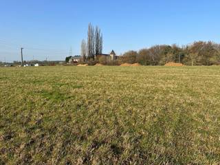 COGNELEE, idéalement situé dans un environnement rural et campagnard.<br />Terrain de 1085 m² (lot 06)<br /><br />Permis d’urbanisme obtenu pour une lumineuse habitation 4 façades d’une contenance de 136 m² brut comportant notamment 3 chambres et 2 salles de bains. En outre, le plan de cette maison très fonctionnelle dispose d’un grenier de rangement.  Cette parcelle bénéficie d’une vue arrière dégagée sur les champs.<br /><br />Permis en main et libre de constructeur.<br />Disponible à l’acte de vente<br /><br />Envie d’en savoir plus ?<br />📞 010 812 621 ou envoyez un mail à info@durabrik.be 