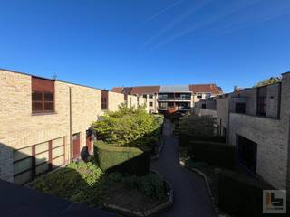 <strong>Bezoek na afspraak met IMMOBOSS per e-mail: ronse@immoboss.be</strong><br /><br />Deze ruime duplex van 119m<sup>2</sup>, maakt deel uit van Residentie "Castle" pal in het centrum van Ronse. <br />De residentie beschikt over een privé binnentuin/park, die voor een unieke woonervaring zorgt, in het centrum van de stad. <br />Indeling: Inkom met apart toilet, ruime leefruimte met open keuken en ruime bergruimte. Op de verdieping zijn er 2 ruime slaapkamers (waarvan één met toegang tot het terras) en een badkamer. <br /><br />- ondergrondse staanplaats inbegrepen<br />- ondergrondse kelderberging inbegrepen <br />- EPC: 182 kWh/m<sup>2</sup><br />- maandelijkse kosten 85 euro. <br />- Vrij vanaf 1 -15 september<br /><br /><strong>Bezoek na afspraak met IMMOBOSS per e-mail: ronse@immoboss.be</strong><br /> 