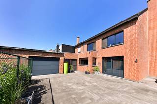 In het hart van Perk bevindt zich deze verrassend ruime woning met tal van mogelijkheden. Dankzij de centrale ligging geniet het pand van een uitstekende visibiliteit, ideaal voor wie wonen wil combineren met een zelfstandige activiteit, praktijk of handelszaak. De 30 km/u-zone zorgt bovendien voor een rustige woonomgeving en er is voldoende parkeergelegenheid in de directe omgeving.<br /><br />Achter de gevel schuilt een woning die blijft verrassen door haar omvang en doordachte indeling.<br /><br />Op het gelijkvloers bevinden zich een zeer ruime handels- of polyvalente ruimte, een keuken, bijkeuken, ruime berging/wasplaats, garage, extra opslagruimte of atelier en een gezellige tuinkamer met zicht op de tuin en het terras.<br /><br />De eerste verdieping omvat een lichtrijke leefruimte met eetkamer en woonkamer, een open bureauruimte, berging, twee slaapkamers en een badkamer.<br /><br />Op de zolderverdieping bevinden zich nog twee bijzonder ruime afgewerkte kamers die desgewenst verder kunnen worden opgedeeld.<br /><br />Met zonnepanelen en een EPC-score C is ook aan energiezuinigheid gedacht.<br /><br />Een ideale eigendom voor een groot gezin, een zelfstandige, kangoeroewonen of wie op zoek is naar uitzonderlijk veel ruimte en mogelijkheden. Een bezoek is de enige manier om de ware omvang van deze unieke woning te ervaren.