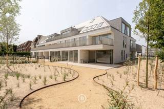 Dit unieke tuinappartement in het nieuwbouwproject Aquilo biedt een unieke kans om uw eigen tuin te hebben in het stijlvolle Sint-Idesbald. Het project Aquilo combineert modern comfort met verfijnde architectuur aan de Belgische kust. <br /><br />Het appartement heeft een totaal oppervlakte van 104,66m2 en heeft een uitstekende indeling voor wie zijn leefruimte wil combineren met zijn tuin. De lichtrijke leefruimte die beschikt over een openkeuken, loopt direct door op het ruime terras van 41,08m2 die aansluit op de tuin van 279,12m2.<br /><br />Verder beschikt dit appartement ook over een gastentoilet, ruime bergruimte en twee slaapkamers met elk hun eigen badkamer. Het volledige project is uitgerust met een ventilatiesysteem type D en een warmtepomp. <br /><br />De verplichte aankoop van een ondergrondse parkeerplaats en kelderberging is niet inbegrepen in de vermelde prijs. <br /><br />Indien u interesse heeft in dit appartement of in het gehele project, aarzel dan niet contact met ons op te nemen. <br />Meer informatie over het project vindt u via onze webiste:https: //www.found-baker.com/nl/nieuwbouw/aquilo