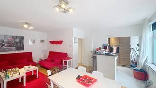 IXELLES, op de Place du Luxembourg, op een steenworp afstand van de Europese instellingen, volledig gemeubileerd appartement van ±70m² (volgens PEB) op de 4e verdieping van een gebouw met lift. Het is als volgt samengesteld: inkomhal, woonkamer van ±27m², volledig uitgeruste keuken, douchekamer, slaapkamer van ±16m². Beschikbaar op 01/11/2025. Vaste lasten: €100/maand (gemeenschappelijk). PEB G. De afmetingen zijn louter informatief.