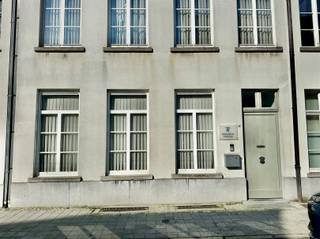 <p><span>Op zoek naar karakter, comfort en de gezelligheid van de stad binnen handbereik?</span></p><p><span>INDELING</span></p><p><span>Op een boogscheut van de historische markt van Oudenaarde vindt u deze charmante woning. </span><span><br /></span><span>Deze woning voorziet op gelijkvloers : inkomhal, kamer met afzonderlijk toilet, keuken met eethoek + toegang tot de dubbele kelder, </span><span><br /></span><span>doorlopende living en eetkamer met zicht op de stadstuin + carport</span><span><br /></span><span>Op de bovenverdieping: nachthal met apart toilet, 2 badkamers, 3 slaapkamers, vouwtrap naar de zolderverdieping.</span></p><p><span>Hoogtepunten van de woning:</span><span><br /></span><span>•    Toplocatie: Op wandelafstand van de Markt, gezellige terrasjes en winkels.</span><span><br /></span><span>•    Lichte leefruimte: Een sfeervolle living.</span><span><br /></span><span>•    Rustgevende buitenruimte: Een zonnige stadstuin om in alle rust te ontspannen.</span></p><p><span>De woning is beschikbaar vanaf 1/6/26.</span></p><p><span>Interesse?</span><span><br /></span><span>Vraag uw bezoek aan via onze website www.immodhondt.be </span></p>