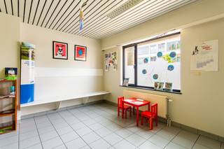 Deze mooie handelsruimte ligt pal in het commerciële centrum van Hove, met een mooie visibiliteit. Het gelijkvloers heeft een private toegang vanaf...