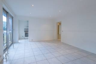<p><strong>Aangenaam en lichtrijk appartement met 1 slaapkamer in Sint-Jans-Molenbeek.</strong></p><p></p><p>Op de eerste verdieping van een goed onderhouden mede-eigendom bevindt zich dit aangename appartement met een praktische en comfortabele indeling. Dankzij de grote schuiframen in de leefruimte, keuken en slaapkamer geniet het appartement van een mooie natuurlijke lichtinval, wat zorgt voor een aangename en open sfeer doorheen het appartement.</p><p></p><p>Via de inkomhal komen we in de leefruimte van ca. 18 m². Deze biedt voldoende ruimte voor een gezellige zithoek en eetplaats, met aansluitend de aparte ingerichte keuken.</p><p></p><p>Via de nachthal bereiken we de overige ruimtes. De badkamer is voorzien van een ligbad, wastafel en toilet. De slaapkamer van ca. 10 m² biedt voldoende plaats voor een comfortabel bed en kleerkast.</p><p></p><p>Dankzij de praktische indeling worden de beschikbare ruimtes optimaal benut en beschikt het appartement over alles wat nodig is voor comfortabel wonen. De combinatie van de aangename leefruimte, aparte keuken en ruime slaapkamer maakt dit een interessante woongelegenheid in Sint-Jans-Molenbeek.</p><p></p><p>De verzorgde mede-eigendom en de praktische indeling maken deze eigendom bovendien interessant voor zowel eigen bewoning als investering.</p><p></p><p><strong>EPC 307 kWh/m²/jaar (label F)</strong></p>