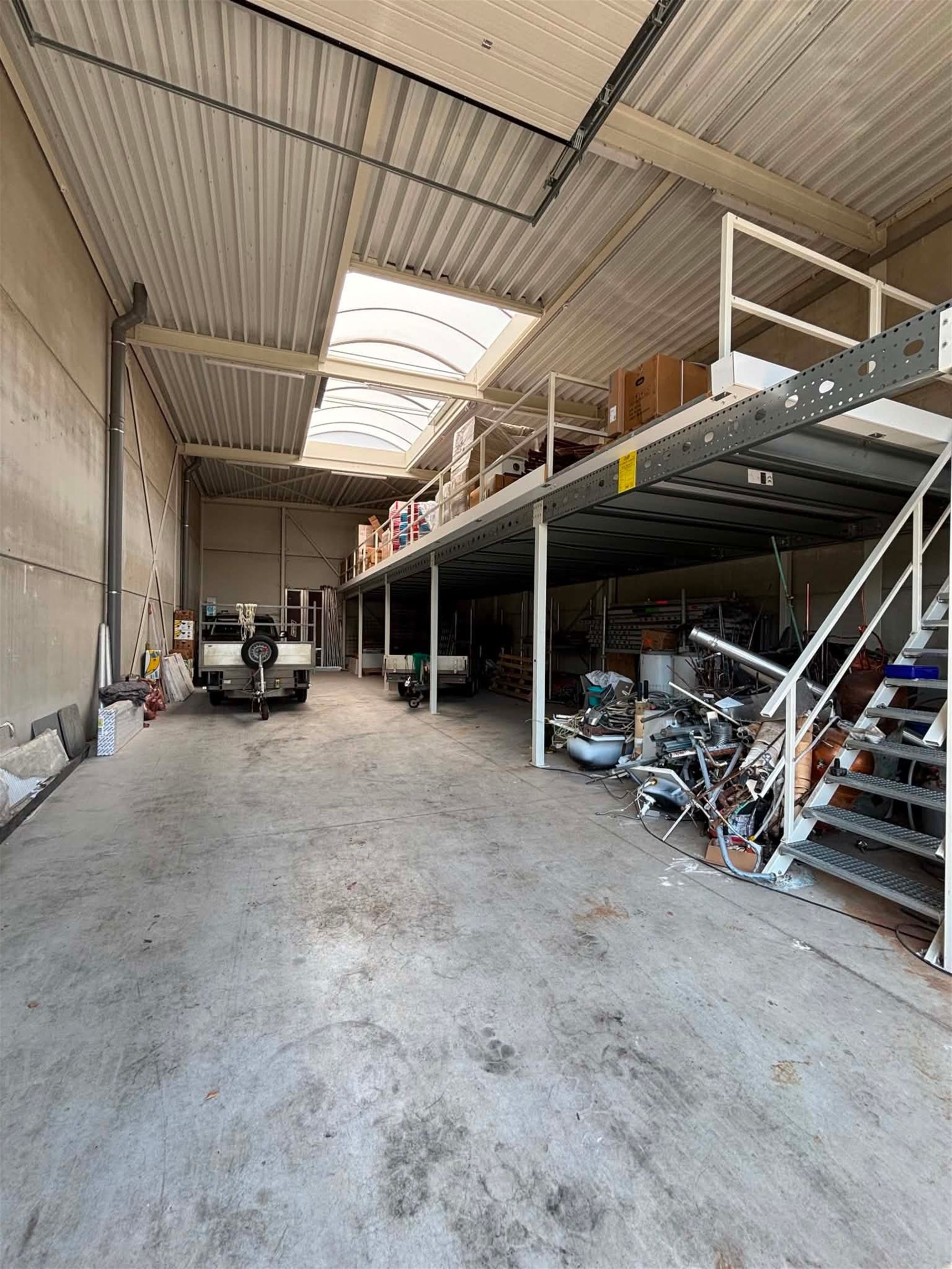 Modern magazijn te Lier met sectionaal poort en 2 autostaanplaatsen - foto 4