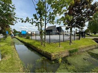 Terrein + kantoor en woonst te koop- Topligging, zichtlocatie- ca. 1000 m2 industriegrond (verhard terrein)- 180m² kantoren- 170m² vernieuwd duplex...