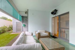 <p><strong>Uitzonderlijk gelijkvloers appartement met 4 slaapkamers, 3 badkamers en overdekt terras met tuintje. Ook een ruime en hoge garage is aanwezig. EPC Label-B - elektriciteit conform<br /><br />Ligging</strong>: Gelegen in het centrum van Westmeerbeek met alle faciliteiten (shopping park, openbaar vervoer,…) in de directe omgeving. Met een zeer goede verbinding naar omliggende gemeentes. Tevens is er een goede verbinding naar E313 (17min.) en E314 (20min.)<br /><br /><strong>Indeling</strong>: zie foto plan</p>
<p><strong>Omschrijving</strong>: Het appartement geniet van riante ruimtes en is doorheen de tijd volledig en grondig gerenoveerd. De leefruimte omvat een grote woonkamer met aansluitend een zeer ruime keuken van ca. 35 m². De keuken is volledig geïnstalleerd, zeer praktisch en staat in verbinding met het overdekte terras en bijhorend tuintje. Verder beschikt het appartement over vier volwaardige slaapkamers waarvan er drie een eigen badkamer hebben. De grootste badkamer betreft een echte wellness badkamer met luxe regendouche, bad, een tweede toilet en dubbele lavabo. <br />Buiten beschikt het appartement over een werkhuis of garage van 35 m² en is de inrit afsluitbaar met een automatische poort.<br />Ideaal voor starters, kleine gezinnen, uitbollers,...</p>
<p><strong>Extra:<br /></strong>- EPC: 166 kWh/m²/jaar<br />- ruime garage of werkhuis<br />- elektriciteit conform<br />- verkoop onder registratierechten<br /><br /><strong>Bijzondere informatieplicht:</strong> in aanvraag.</p>
