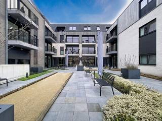 Makkelijk inrijdbare autostaanplaats met laadpunt vlakbij het centrum van Maldegem in Residentie Alex.