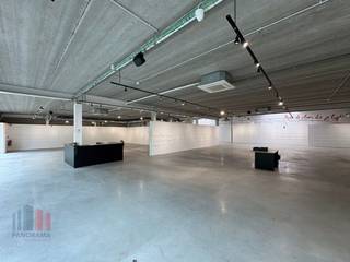 Gloednieuwe handels- of kantoorruimte met een oppervlakte van 768 m² te huur. Fantastisch gelegen langs de commerciële Antwerpsesteenweg op amper...