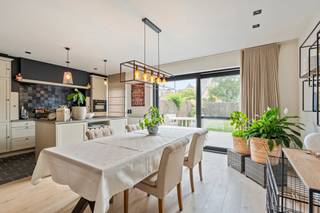 TOPPER! Recente mooi afgewerkte PASTORIJWONING met 4 SLK, CARPORT en TUIN! Afgewerkt met KWALITATIEVE MATERIALEN! Rustig doch centraal gelegen te Roeselare!  

INDELING: inkom met apart toilet, en vestiaire lichtrijke leefruimte (mooi parket) met open volledig geïnstalleerde luxe-keuken (toestellen Smeg) met eiland, handige berging/wasplaats. Aangename zonnige omheinde tuin met gezellig overdekt terras en ideale berging + carport. Op de 1ste verdieping bevinden zich de overloop, apart toilet, badkamer (dubbele lavabo, bad en inloopdouche) en 2 ruime slaapkamers (inmaakkasten). Op de 2e verdieping bevinden zich tevens 2 slaapkamers (inmaakkasten en een berging. TROEVEN: perfect onderhouden, dubbel glas, centrale verwarming aardgas, CARPORT, ZONNIGE TUIN! Bezoek na afspraak met Immo Beguin: info@immobeguin.be