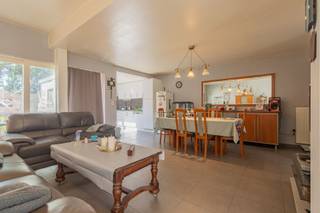 <p><span>Ruim gelijkvloers appartement met tuin in centrum Lebbeke - interessante investering!</span></p><p><span> </span></p><p><span>Bent u op zoek naar een ruim en verzorgd appartement met een mooie ligging en interessante verhuurmogelijkheden? Dan is dit volledig gerenoveerde gelijkvloers appartement in het centrum van Lebbeke zeker een bezoek waard!</span></p><p><span>Dit aangename appartement bevindt zich op een bijzonder gunstige locatie, op wandelafstand van winkels, scholen, openbaar vervoer en het station van Lebbeke. Dankzij de centrale ligging zijn alle dagelijkse voorzieningen vlot bereikbaar.</span></p><p><span> </span></p><p><span>Het gebouw werd omstreeks 2015 volledig gerenoveerd van A tot Z. Het gelijkvloers appartement beschikt over een bewoonbare oppervlakte van ca. </span><span>111 m²</span><span> en combineert een ruime indeling met een aangename buitenruimte.</span></p><p><span>Via de gemeenschappelijke inkomhal met berging bereikt men het privatieve appartement.</span></p><p><span>De indeling omvat een privatieve inkomhal, een ruime kelderruimte van ca. 40 m², een gezellige woon- en leefruimte met veel natuurlijke lichtinval, een open en volledig uitgeruste keuken, 2 slaapkamers, een badkamer met lavabomeubel en douche en een apart gastentoilet.</span></p><p><span>Daarnaast beschikt het appartement over een aangename binnenpatio/terras van ca. 10 m² en een gezellige, volledig ingesloten </span><span>zuidgerichte tuin van ca. 60 m²</span><span>, waar men heerlijk kan genieten van rust en privacy.</span></p><p><span> </span></p><h2><span>Extra troeven: </span><span>volledig gerenoveerd gebouw (ca. 2015), elektrische installaties </span><span>conform</span><span>, EPC </span><span>gelijkvloers</span><span>: </span><span>227 kWh/m² label C </span><span>(Geen renovatieplicht), asbestveilig attest, centrale ligging in centrum Lebbeke. <br />Interessante huuropbrengst, momenteel verhuurd:</span></h2><ul><li><span>Gelijkvloers appartement: </span><span>695/maand</span><span> </span></li></ul><p><span> </span></p><p><span>Mogelijkheid tot aankoop garagebox</span></p><p><span>Optioneel bestaat de mogelijkheid om de afgesloten garagebox tegenover het gebouw (huisnummer 26) mee aan te kopen voor </span><span>35.000</span><span>. Deze garagebox is momenteel verhuurd aan </span><span>80/maand</span><span>.</span></p><p><span> </span></p><p><span>Een ideale investering voor wie op zoek is naar een instapklaar opbrengstgebouw met een sterke ligging en een mooi rendement. Kom deze interessante eigendom ontdekken in het centrum van Lebbeke en contacteer Immo Twins vandaag nog voor een bezoek!</span></p><p><span>Contacteer ons voor meer informatie of om een afspraak in te plannen, </span><span>T. 052/55.55.55 | </span><span><span>info@immotwins.be</span></span><span> | </span><span><span>www.immotwins.be</span></span><span> </span></p>