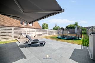 Halfopen bebouwing opgeleverd in het jaar 2019 op een groot perceel van quasi 600 m². Dit huis is prachtig gelegen in de Polders tussen Lissewege en Blankenberge, landelijk met een vlotte verbinding naar zowel Brugge als de kust. <br /><br />Het huis is ingedeeld als volgt: Inkom met gastentoilet, een grote en zonnige woonkamer met directe aansluiting naar het zonneterras en de zuidgerichte tuin. Verder een halfopen en compleet ingerichte keuken met bijkeuken en wasplaats. <br /><br />Op de verdieping zijn er drie slaapkamers en een moderne badkamer met ligbad en inloopdouche. Ook op de verdieping is er een apart toilet. De zolder dient als opbergruimte. <br /><br />Prachtige tuin op 598 m² grond. Perfect gericht naar de zon met zonneterrassen en een extra grote tuinberging. Parking voor meerdere wagens. Uitweg naast het huis, elektrische zonneluifel, vliegenraam, zonnepanelen, 10.000 liter regenwater .... . <br /><br />Energielabel A - Conforme elektrische installatie - asbestvrij.<br /><br />Te bezichtigen op afspraak met Willem Cauwels op TEL 050.89.27.70