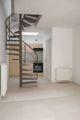 <h3><span>Instapklare stadswoning met 2 slaapkamers en buitenruimte vlakbij het centrum!</span></h3><p><span>Ontdek deze gezellige stadswoning met een bewoonbare oppervlakte van 76 m², perfect gelegen op wandelafstand van het bruisende stadscentrum, winkels en invalswegen.</span></p><p><span>Bij het binnenkomen word je verwelkomd in een lichte, open leefruimte met een ingerichte keuken en een moderne draaitrap naar de bovenverdieping. Aansluitend bevindt zich een knus terrasje, ideaal voor een koffiemoment in de buitenlucht of een praktische opbergruimte. Op het gelijkvloers vind je bovendien een</span><span> </span><span>gastentoilet</span><span> </span><span>en toegang tot de kelder via een handig luik in de leefruimte. </span></p><p><span>Op de eerste verdieping is er een ruime slaapkamer van 12,9 m² en een badkamer met toilet, douche, lavabomeubel en aansluiting voor de wasmachine.<br />De zolderverdieping biedt nog een extra slaapkamers en een bureau of hobbyruimte.</span></p><p><span>Deze woning is instapklaar, beschikt over een goede EPC-score (label B) en een conforme elektrische installatie een interessante investeringsopportuniteit voor verhuur of een ideale starterswoning!</span></p><p><span>Momenteel is de woning verhuurd; het lopende huurcontract dient gerespecteerd te worden. </span></p>