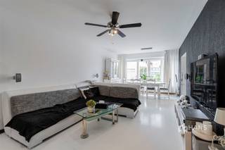 <p><span>Generaal Slingeneyerlaan 108 - Deurne</span></p><p><span> </span></p><p><span>Ruim duplexappartement (210 m²) met garage en zuid-gerichte tuin (47 m²) in Deurne</span></p><p><span>In de Generaal Slingeneyerlaan woon je op een centrale locatie in Deurne, met winkels, scholen en openbaar vervoer in de nabije omgeving. Ook met de wagen geniet je van een vlotte verbinding richting Antwerpen en omliggende gemeenten.</span></p><p><span>Het duplexappartement beschikt over een bewoonbare oppervlakte van maar liefst 210 m² en behaalt een gunstige EPC-score B. De ramen zijn voorzien van dubbele PVC-beglazing, de elektriciteit is conform AREI en de verwarming gebeurt individueel op gas. Bovendien zijn er geen maandelijkse gemeenschappelijke kosten te betalen dankzij de kleinschaligheid van het gebouw.</span></p><p><span>De bijzondere indeling over het gelijkvloers en de eerste verdieping biedt heel wat ruimte en mogelijkheden. Op het gelijkvloers bevindt zich vooraan de ruime garage van 27 m². Verder vind je hier een badkamer van 3 m², een multifunctionele tussenruimte van 13 m² en twee extra kamers van telkens 7 m². Ook is er een tweede keuken van 9 m² aanwezig, die rechtstreeks uitgeeft op de zuid-gerichte tuin van 47 m².</span></p><p><span>Op de eerste verdieping vormt de ruime en lichtrijke woonkamer van 38 m² het hart van het appartement, met aansluitend een ingerichte keukenhoek van 6 m². Verder beschikt deze verdieping over een praktisch ingerichte badkamer van 5 m² en achteraan een ruime slaapkamer van 15 m² met aangrenzende dressing van 3 m².</span></p><p><span>Een appartement dat zich onderscheidt door zijn royale oppervlakte en atypische indeling, met als extra troeven een inpandige garage, verschillende multifunctionele ruimtes én een zuid-gerichte tuin.</span></p><p><span>Ben je op zoek naar veel ruimte en mogelijkheden op een centrale locatie in Deurne? Kom dan zeker eens kijken!</span></p><p><span>Bewoonbare opp. 210 m² ref.: bruto vloeropp. EPC. Voor meer info of een gratis schatting surf naar www.hansimmo.be</span></p><p><span> </span></p>