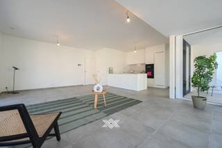Dit gloednieuw tweeslaapkamer appartement van 100 m² is gelegen op de eerste verdieping van het nieuwbouwproject Lumina. Het appartement is als volgt ingedeeld: een inkomhal met apart toilet, een woonkamer bestaande uit een zit- en eethoek met een volledig geïnstalleerde open keuken, een praktische berging, twee slaapkamers en een badkamer uitgerust met een enkele wastafel en een inloopdouche. Het terras heeft een oppervlakte van 10,45 m² en is westelijk georiënteerd. <br /><br />De residentie is uitgerust met de nieuwste technieken voor energiezuinig wonen. Het appartement beschikt over vloerverwarming en -koeling; aangesloten op een individuele warmtepomp, PV panelen en een hoogwaardige isolatie. Het appartement is tevens uitgerust met een ventilatiesysteem type D met warmteterugwinning en een warmteboiler in de warmtepomp. Het appartement is geschilderd en voorzien van lichtarmaturen.<br /><br />De ligging van Lumina is uitstekend op slechts enkele stappen van de Markt en in de directe nabijheid van winkels, scholen, horeca en recreatie. Eveneens een directe verbinding met de Knokkebaan en de E40. <br /><br />Inbegrepen is de ondergrondse parkeerplaats in het nabijgelegen project Aelteryck in de Sint-Gerolflaan en gemeenschappelijke fietsenstalling in het gebouw. <br /> <br />Roken niet toegestaan<br />Provisie gemeenschappelijke lasten: €75/maand <br />E-peil: max. 30 (A) <br />Onmiddellijk beschikbaar