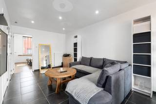 [[ DIT PAND NEEMT DEEL AAN DE ERA OPEN HUIZEN DAG OP 13/6 VAN 9:30 TOT 10:30 ]]
<p>Te koop: gelijkvloers appartement in Antwerpen, gelegen in de Letterkundestraat, nabij scholen, park en belangrijke invalswegen.<br /><br />Dit gesloten appartement biedt een comfortabele woonervaring met directe toegang tot een privatieve tuin, ideaal voor wie graag buitenruimte heeft zonder trappen. De centrale ligging zorgt voor een vlotte verbinding richting Antwerpen-centrum en omliggende gemeenten, met winkels en openbaar vervoer op wandelafstand. Dankzij de praktische indeling en de kleinschalige opzet van het gebouw (slechts 3 appartementen) geniet u van rust en privacy. Dit maakt het pand zowel geschikt voor eigen bewoning als voor investering.<br /><br />Belangrijkste ruimtes:<br />• Living met natuurlijke lichtinval en toegang tot de tuin<br />• Keuken met spoelbak, vaatwasser, keramische kookplaat, elektrische oven en dampkap<br />• Slaapkamer met ruimte voor een dubbel bed<br />• Badkamer met douche, toilet en enkelvoudige wastafel<br />• Berging met aansluiting voor wasmachine en droogkast, plus verwarmingsketel<br />• Tuin (40 m²) met terras<br /><br />Troeven:<br />• Gelijkvloers appartement met privatieve tuin<br />• Centrale ligging nabij winkels, openbaar vervoer en invalswegen<br />• Kleinschalig gebouw met slechts 3 appartementen<br /><br />Neem vandaag nog contact op met uw ERA-makelaar voor een bezoek.<br /><br />JOUW DROOMAPPARTEMENT. ZO GEVONDEN!</p>