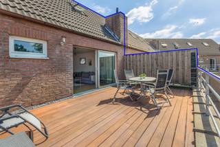 Bij het betreden van het appartement kom je binnen in een inkomhal met aparte berging. De gezellige leefruimte met open trap straalt licht en...