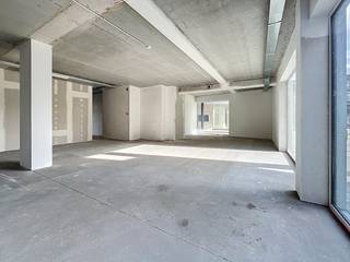 In het prestigieuze nieuwbouwproject Groenloo, gelegen op de voormalige Kodaksite in Vilvoorde, bieden wij nog 5 moderne kantoorruimtes te huur aan. Deze unieke locatie combineert een vlotte bereikbaarheid met een groene, hedendaagse werkomgeving.Kenmerken:- Oppervlakte: 245 m²- Huurprijs: € 2.450 / maand- Casco oplevering: volledige vrijheid om de ruimte naar eigen smaak en noden in te richten- Moderne nieuwbouw met kwalitatieve uitstraling- Gelegen in een dynamische en groeiende omgevingDaarnaast zijn er ook nog:- Staanplaatsen beschikbaar- Bergingen te huurDankzij de strategische ligging nabij belangrijke invalswegen en het centrum van Vilvoorde, is deze locatie ideaal voor ondernemingen die op zoek zijn naar een professionele en vlot bereikbare uitvalsbasis.Troeven:- Nieuwbouwproject met moderne architectuur- Flexibele invulling (casco)- Parkeermogelijkheden en extra opslagruimte- Aantrekkelijke en groene omgevingInteresse? Neem vandaag nog contact op voor meer informatie of een bezichtiging en ontdek de mogelijkheden van uw toekomstige kantoor in Groenloo!
