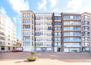 Op de Zeedijk, in het hartje van Koksijde Bad en op de eerste verdieping van de kleinschalige residentie Santa Maria vinden we dit unieke vakantieappartement. De bakker, slager en andere winkels bevinden zich vlakbij, alsook het openbaar vervoer. Kortom: de perfecte locatie. Vanop de eerste verdieping kunt u in alle rust genieten van een magnifiek zeezicht.  <br /><br />Dit appartement werd als volgt ingedeeld: inkomhal met vestiaire | leefruimte met magistraal zeezicht | afzonderlijke keuken | badkamer voorzien van douche en lavabo in meubel | afzonderlijk toilet |  volwaardige slaapkamer uitgevend op balkon aan de achterzijde. <br /><br />Makkelijk toegankelijke, gemeenschappelijke fietsenberging op het gelijkvloers van de residentie! <br /><br />Mogelijkheid tot aankoop van een gesloten garagebox in de nabije omgeving. <br /><br />Op zoek naar een vakantieappartement met een magistraal zeezicht te Koksijde? Zoek niet verder, dit appartement kan het uwe zijn!  