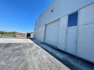 <p>Entrepôt neuf à louer idéalement situé <strong>Rue de Barcelone 1 à Charleroi</strong>, au sein du <strong>Centre PME/PMI Aéropôle 2</strong>, un site moderne composé d’unités modulables parfaitement adaptées aux besoins des PME, artisans et petites industries.</p>
<p>Chaque cellule est autonome et livrée en état casco. Elle convient pour des activités de manufacture, de logistique ou d’artisanat (commerce de détail non autorisé – règlement IGRETEC).</p>
<p>Le bien offre notamment :</p>
<ul>
<li>
<p>Hauteur libre de 6 m (± 8 m sous poutre permettant le stockage vertical)</p>
</li>
<li>
<p>Possibilité d’aménagement d’une mezzanine</p>
</li>
<li>
<p>Porte sectionnelle automatique et entrée piétonne indépendante</p>
</li>
<li>
<p>Dalle en béton lissé</p>
</li>
<li>
<p>Fluides en attente (eau, électricité, fibre optique)</p>
</li>
<li>
<p>Pré-équipement pour borne de recharge électrique</p>
</li>
<li>
<p>Possibilité d’installation de panneaux photovoltaïques</p>
</li>
<li>
<p>2 emplacements de parking privatifs par cellule</p>
</li>
</ul>
<p>Le bâtiment favorise l’apport de lumière naturelle et répond à des normes énergétiques performantes garantissant une consommation maîtrisée.</p>
<p>Le site bénéficie d’un éclairage extérieur et d’un système de vidéo-surveillance assurant une sécurité optimale.</p>
<p>💰 Loyer : <strong>80 €/m²/an (hors TVA)</strong><br />➕ Charges communes limitées à l’éclairage extérieur, la vidéo-surveillance du site et l’entretien des abords.</p>
<p>Informations complémentaires et visites sur demande.</p>