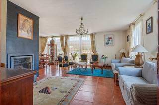 <p>Droom je van een ruime woning met een groene omgeving, een zonnige tuin en tal van mogelijkheden? Dan is deze woning absoluut een bezoek waard!</p>
<p>Op een mooi perceel van circa 1.262 m², met een prachtig vrij uitzicht over de omliggende velden, ontdek je hier een woning met ruimte om te leven, te genieten én je eigen woonideeën waar te maken.</p>
<p>Bij het binnenkomen verwelkomt de inkomhal je met een gastentoilet. Van hieruit kom je in de ruime en lichtrijke leefruimte met eetplaats. De ingerichte keuken sluit mooi aan. De aansluitend gelegen berging zorgt voor extra opbergruimte.</p>
<p>Daarnaast beschikt het gelijkvloers over een aparte bureau- of hobbyruimte, ideaal voor wie thuiswerkt, creatief bezig is of gewoon graag een extra ruimte naar eigen wens invult.</p>
<p>Op de verdieping bevinden zich vier volwaardige slaapkamers, een nachthal en een badkamer ingericht met bad, douche, dubbele lavabo en toilet.</p>
<p>Een bijzondere troef is het aanpalend bijgebouw van circa 45 m², uitgerust met een eigen sanitaire ruimte.</p>
<p>Denk aan een atelier, hobbyruimte, praktijkruimte of een plek voor een zelfstandige activiteit aan huis. Ook wie op zoek is naar extra ruimte voor uiteenlopende projecten, vindt hier heel wat potentieel. De concrete invulling is uiteraard afhankelijk van de geldende stedenbouwkundige voorschriften.</p>
<p>Verder beschikt de woning over een ruime, zuidwestgerichte tuin en een overdekt terras.</p>
<p>Met haar ruime indeling, vier slaapkamers, veelzijdige bijbouw en zonnige tuin biedt deze woning heel wat troeven voor wie op zoek is naar een plek met mogelijkheden.</p>
<p>Ben je benieuwd? Contacteer ons via 015 68 26 08 of info@imperiavastgoed.be</p>