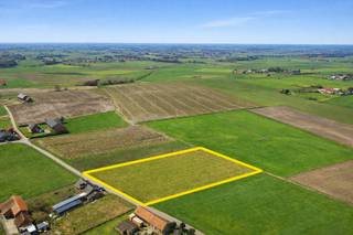 Bent u op zoek naar een uitzonderlijk stuk grond om uw droomwoning te realiseren? Dan is dit unieke perceel precies wat u zoekt. Met een totale oppervlakte van 5.817 m², waarvan 959 m² bouwgrond en 4.858 m² agrarisch gebied, geniet u hier van ruimte, rust en prachtige landelijke vergezichten.<br /><br />Het perceel is bestemd voor de bouw van een alleenstaande nieuwbouwvilla. De bouwmogelijkheden laten een bouwdiepte van 20 meter toe bij één bouwlaag. Kiest u voor een woning met twee bouwlagen, dan bedraagt de maximale bouwdiepte 15 meter op het gelijkvloers en 12 meter op de verdieping.<br /><br />Dankzij de combinatie van bouwgrond met achterliggend agrarisch gebied biedt deze eigendom een bijzonder open en groen karakter, ideaal voor wie houdt van privacy, natuur en een landelijke woonomgeving.<br /><br />Een zeldzame opportuniteit voor wie ruim en rustig wil wonen, met alle mogelijkheden om een prachtige villa te realiseren op een unieke locatie.<br />OU28644