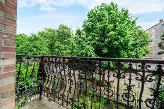 <p><b>Info & bezoeken:</b> nathalie.p@weinvest.be | 02 315 77 22</p>
<p>In een gewilde en gezellige buurt in Jette, heeft We Invest het genoegen dit charmante duplex-appartement van 106 m² op de bovenste verdiepingen van het gebouw aan u voor te stellen.</p>
<p>Het pand is strategisch gelegen, direct aan de De Smet de Naeyerlaan. De buurt biedt een dynamische leefomgeving met een directe nabijheid van openbaar vervoer (tram, bus), scholen en de winkels van het Spiegelplein.</p>
<p>Genesteld aan de top van een karaktervol gebouw, combineert dit duplex-appartement de tweede verdieping met de ingerichte zolderruimte. Het geniet van veel privacy en een unieke charme onder het dak.</p>
<p><b>Uitstekend nieuws: de elektriciteit is conform en het EPC is performant (Klasse D - 209 kWh/m².jaar).</b> Collectief centraal verwarmingssysteem op gas (Vaillant condensatieketel).</p>
<p>Het pand maakt deel uit van een opbrengsteigendom dat door de gemeente erkend is als een 1-slaapkamerappartement op de 2de verdieping. Aangezien de huidige indeling van de zolder en de dakkapellen afwijkt van de gearchiveerde plannen, wordt het appartement verkocht in de huidige feitelijke toestand. De koper is zelf verantwoordelijk voor de stedenbouwkundige regularisatie indien gewenst (dossier en plannen beschikbaar op aanvraag).</p>
<p>Een zeldzame kans voor liefhebbers van grote volumes onder de schuine daken of voor een uitstekende investering in een zeer gevraagde regio.</p>
<p><b>Mis deze kans niet, bel ons voor het plannen van een bezoek! Al onze exclusieve panden zijn beschikbaar op www.weinvest.be.</b></p>
