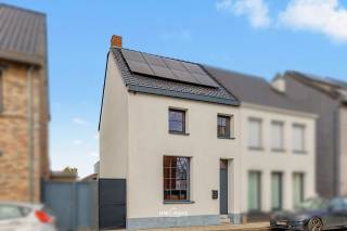 Ontdek deze charmante en volledig gerenoveerde woning in het hart van Kruibeke, waar gezelligheid en modern comfort perfect samenkomen.We komen...