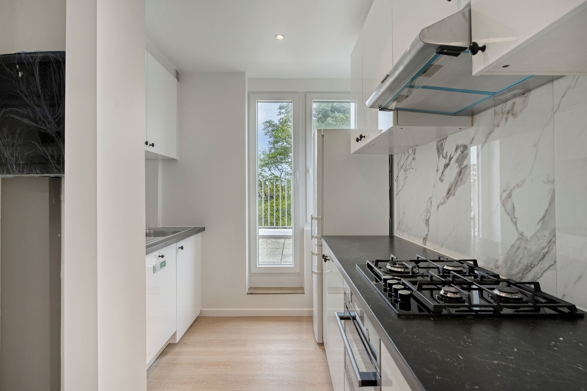 Gerenoveerd appartement met groot terras - foto 4