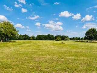 <p>Gelegen aan de Meylweg in Kontich, bevindt zich deze uitgestrekte landbouwgrond die wacht op een nieuwe eigenaar. Deze grond biedt tal van mogelijkheden voor de fervente landbouwer, paardenliefhebber of investeerder die op zoek is naar een strategische locatie om dromen waar te maken. De open ruimte, omringd door een rustige omgeving, zorgt voor een serene sfeer die ideaal is voor agrarische doeleinden of mogelijk toekomstige ontwikkeling.<br /> </p>
<p>Met een onbesproken ligging in een groene omgeving, profiteert u hier niet alleen van de rustige leefomgeving, maar ook van goede bereikbaarheid tot de omliggende gebieden. Deze landbouwgrond biedt dus niet enkel potentieel voor eigen gebruik, maar ook voor waardevolle investeringen in de toekomst. Neem de tijd om deze kans te overwegen en ontdek de mogelijkheden die deze ruimte biedt, waar u uw visie werkelijkheid kunt laten worden.<br /><br />Gvg-Ag-Gmo-Gvkr-Gvv<br />Stedenbouwkundige inlichtingen in opvraging</p>