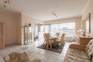 <strong>Ruim appartement met veel potentieel, nabij het Wannikhovepark met autostaanplaats (optie)</strong><br /><br />Dit ruime appartement van ca.100 m², gelegen in de gezellige Neerlandwijk in Wilrijk, biedt alles voor wie comfortabel en licht wil wonen. Dankzij de grote ramen geniet je overal van een optimale lichtinval en een aangename, open sfeer.<br /><br /><strong>Algemeen:</strong><br />- Bewoonbare oppervlakte: ca. 100 m² + terras 4 m²<br />- Gunstig EPC met B score<br />- Optimale lichtinval <br />- Leefruimte met open keuken (ca. 40 m²)<br />- Zeer veel lichtinval <br />- ZUIDWEST georiënteerd terras achteraan het appartement <br />- 2 slaapkamers <br />- Ruime bergruimte, ideaal voor kantoor of extra berging<br />- Badkamer met douche en voorzieningen WM/DK + apart toilet<br />- LIFT AANWEZIG<br />- Privatieve kelderberging<br />- Autostaanplaats in het complex naast het gebouw (optioneel mee aan te kopen aan 15.000 euro)<br /><br />Technische kenmerken/renovaties:<br />- Recent gerenoveerde keuken met AEG toestellen<br />- CV ketel op gas <br />- Nieuwe verwarmingselementen in de slaapkamers (2026)<br />- Nieuwe douchecabine (2026) <br />- Gunstig EPC B label<br />- Maandelijkse kosten ca. €220,- (onderhoud gem. delen, provisie water, lift,...) <br /><br /><strong>Indeling (ca. 100 m²):</strong><br />- Inkomhal met apart toilet <br />- Badkamer met douche en voorzieningen WM/DK<br />- Leefruimte met open keuken<br />- Volledig geïnstalleerde keuken met kwalitatieve AEG toestellen<br />- Nachthal <br />- Ruime bergruimte/polyvalante ruimte<br />- 2 slaapkamers, waarvan een met toegang naar het terras <br /><br /><strong>Onmiddellijke omgeving:</strong><br />- Zeer vlotte bereikbaarheid naar Antwerpen en Brussel (A12)<br />- Scholen, winkels, openbaar vervoer op fiets- en wandelafstand<br />- Nabij centrum van Wilrijk en Edegem<br /><br />Stedenbouwkundige inlichtingen in aanvraag.