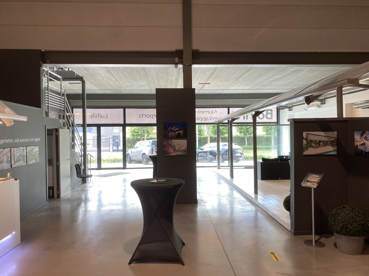 Opslagruimte/magazijn met showroom en bureel te huur. - foto 5