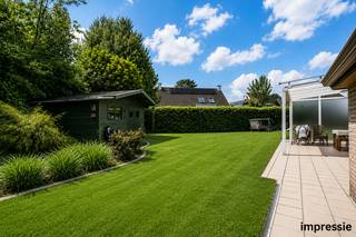 Bent u op zoek naar een vrijstaande woning waar gelijkvloers wonen mogelijk is? Dan is deze verzorgde laagbouwwoning uit 1993 zeker een bezoek waard.<br /><br />Via de inkomhal bereikt u twee volwaardige slaapkamers (9m²/13m²), een badkamer en een apart gastentoilet.<br /><br />De ruime leefruimte geniet van veel natuurlijke lichtinval en vormt dankzij de grote raampartijen een aangename verbinding met de tuin en het terras. Aansluitend bevindt zich de open keuken, die zorgt voor een gezellige interactie met de leefruimte. Naast de keuken vindt u een praktische wasberging, die bovendien rechtstreeks toegankelijk is via een handige zijdeur.<br /><br />De woning beschikt verder over een inpandige garage. Vanuit deze garage heeft u toegang tot de ruime zolderverdieping van maar liefst 51 m². Deze ruimte biedt tal van mogelijkheden en kan, mits de nodige aanpassingen, worden ingericht als extra slaapkamers, hobbyruimte of bureau.<br /><br />In de tuin vindt u verder nog een tuinhuis.<br /><br />Troeven:<br />+ Gelijkvloers wonen<br />+ Ruime en lichtrijke leefruimte met tuincontact<br />+ Inpandige garage<br />+ Ruime zolder van ca. 51 m² met uitbreidingsmogelijkheden<br />+ Zuidgerichte tuin<br />+ Airco aanwezig<br />+ GEEN renovatieverplichting<br /><br />Heeft u interesse in deze woning en wenst u een bezoek ter plaatse in te plannen? Aarzel niet ons te contacteren. Wij zijn bereikbaar via het nummer 03 337 50 70 of info@vbvastgoed.be.