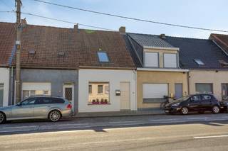 Gezellige en instapklare rijwoning te koop in Torhout . Ideaal voor starters of investeerders!Bent u op zoek naar een charmante woning op een vlot bereikbare locatie aan de stadsrand van Torhout? Deze instapklare rijwoning in de Rijselstraat 187 combineert een gunstige ligging nabij het centrum met een knusse en gezellige woonbeleving.De woning te koop beschikt over:* Gelijkvloers:- Lichtrijke en gezellige leefruimte- Ingerichte keuken* Verdieping:- Ruime slaapkamer- Berging- Vernieuwde badkamer met douche en toilet* Buiten:Zuidgericht terras waar u de hele dag van de zon kunt genieten en buitenberging, ideaal voor fietsen en tuinmeubelenRecent uitgevoerde vernieuwingen & extra comfort: - Airconditioning voorzien, zowel voor koeling als energiezuinige verwarming- Recent hoogwaardig schrijnwerk met hoogrendementsglas- Blanco elektrische keuring.De EPC-score bedraagt 339 kWh/m² maar belangrijk om te weten is dat deze score werd opgemaakt vóór de installatie van de airco/verwarming, waardoor de effectieve energiescore vandaag gunstiger zal zijn.Deze woning vormt een ideale opportuniteit voor starters, alleenstaanden of investeerders die op zoek zijn naar een zorgeloze aankoop.Interesse? Plan snel uw bezoek en ontdek zelf de troeven van deze gezellige woning te koop in Torhout!De eigendom wordt aangeboden via de Pre-sale formule. Op 20/06/2026 tussen 10:00 en 12:00 kan u de woning op afspraak komen bezichtigen en een bod uitbrengen. De vermelde prijs is een instelprijs. Voor meer info, gelieve contact op te nemen met de dossierverantwoordelijke.Bestuursmaatregelen in het maatregelenregister: nee
