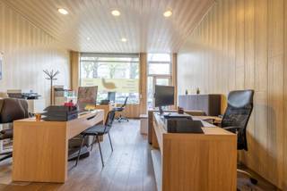 <p>Op zoek naar een karaktervol pand met tal van mogelijkheden? Deze statige woning, gelegen vlakbij het bruisende hart van Gent, combineert werken en wonen. Momenteel in gebruik als kantoorruimte, biedt deze eigendom een uitstekende investering voor zowel ondernemers als gezinnen die op zoek zijn naar een royale woonst.</p>
<p><u>Kenmerken van het pand:<br /></u>✔ Handelsruimte van 57m² met 2 toiletten<br />✔ 5 ruime slaapkamers, perfect voor gezinnen of om te herbestemmen<br />✔ Momenteel verhuurd als kantoorruimtes – interessante opbrengsteigendom</p>
<p>✔ Uitstekende ligging, op wandelafstand van het centrum, met vlotte verbindingen<br />✔ Asbestveilig</p>
<p>✔ EPC: C</p>
<p></p>
<p>Of u nu een stijlvolle gezinswoning zoekt, een opbrengsteigendom wenst of een unieke locatie voor uw zaak nodig hebt, dit pand biedt het allemaal!</p>
<p>Interesse? Neem contact op met Nele op 0470/79 66 20 of mail naar nele@cornelis-partners.be voor een bezichtiging en ontdek de vele mogelijkheden.</p>